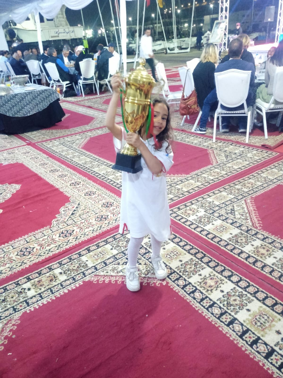 آية البعزاوي تحرز المركز الثالث في منافسات الشراع بالمضيق