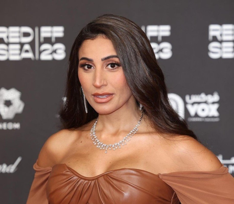 الممثلة المصرية دينا الشربيني تطلق أولى تجاربها الغنائية بمشاركة أبو