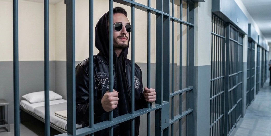بوز فلو يُدان بسنة حبسا نافذاً بسبب أغنية عن طليقته.. التفاصيل