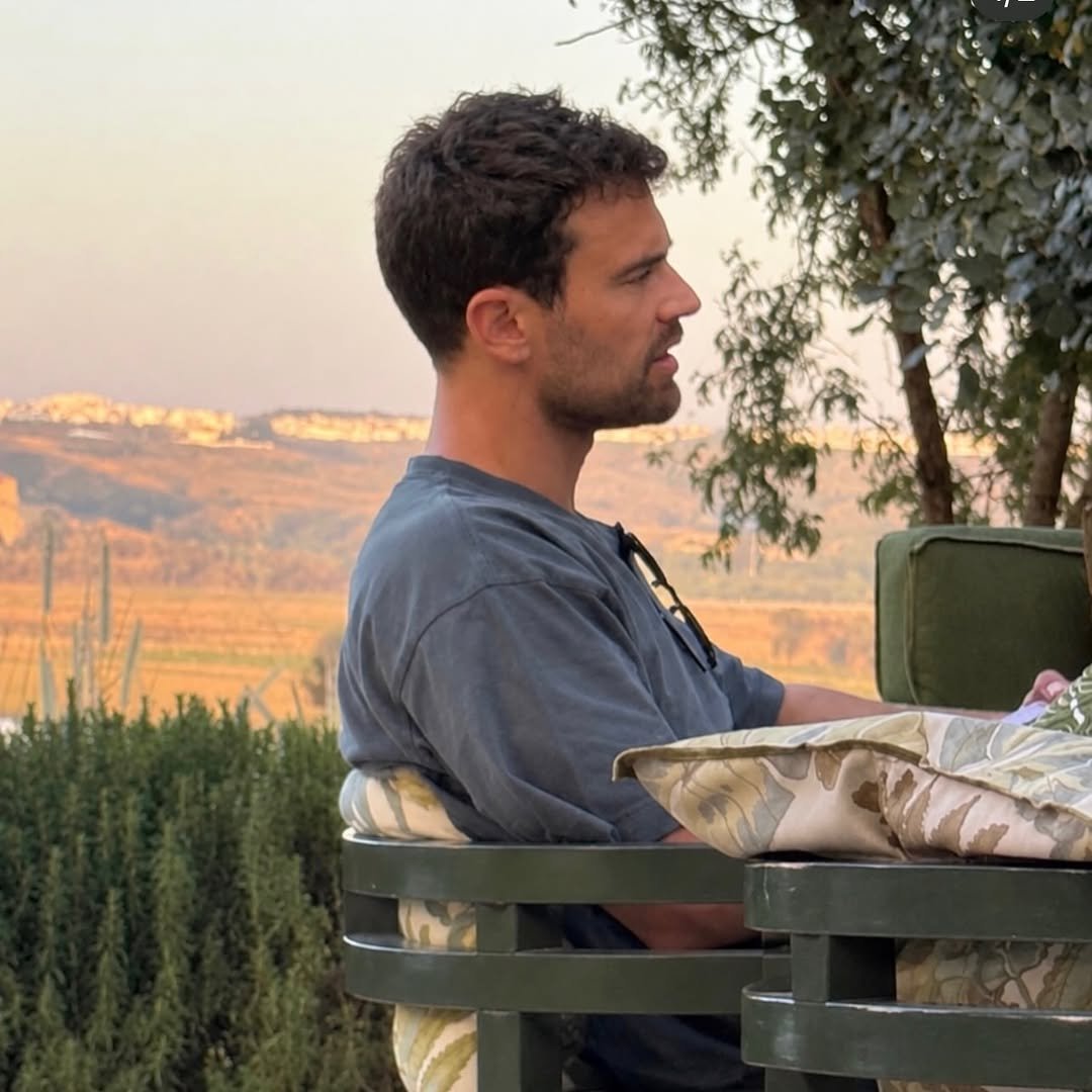 ثيو جيمس يصور أحداث الجزء الثالث من “The Gentlemen” بالمغرب (صورة)