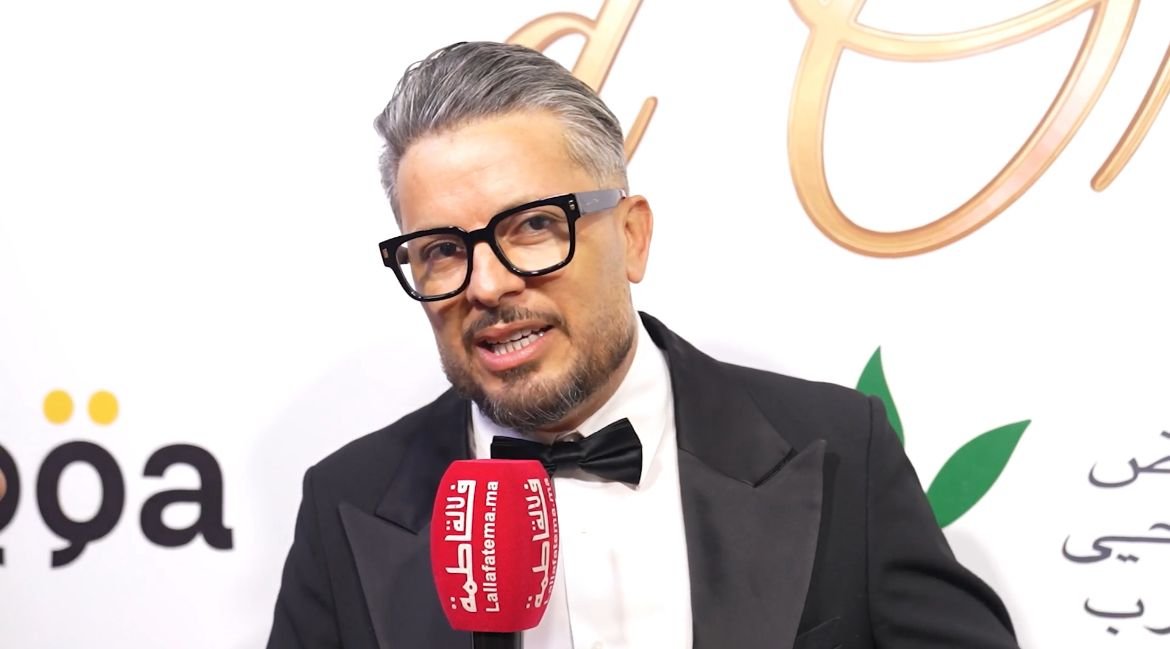 حاتم عمور: لحظة مؤثرة على خشبة المسرح ورسالة وفاء للجيل الذهبي