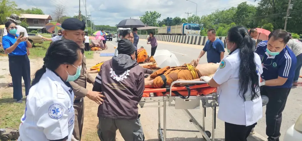 مصرع 9 رهبان في تايلاند بعد أن صدمهم طفل يقود شاحنة والديه