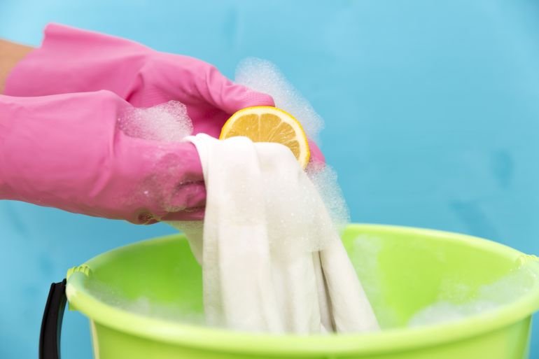 طرق منزلية فعالة لإزالة البقع من الملابس